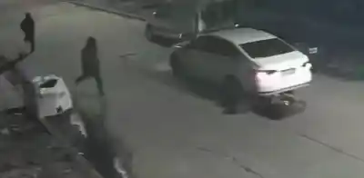 Le gritó "abrí la puerta", pero el remisero tenía otro plan y los dejó a pata