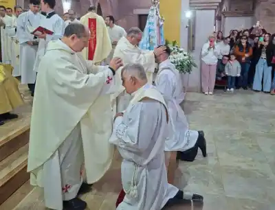 La multitud desbordó el templo: dos nuevos sacerdotes ordenados en Merlo