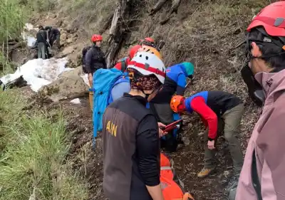 Caminaba al refugio Frey, se lesionó y debieron bajarla en camilla: la ayuda que llegó por agua