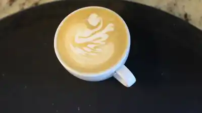 Pidió un café con leche deslactosada en Neuquén y la cuenta trajo un agregado que nadie le avisó