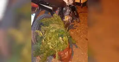 Intentó escapar en moto y lo que arrojó en la huida dejó en evidencia su verdadero negocio