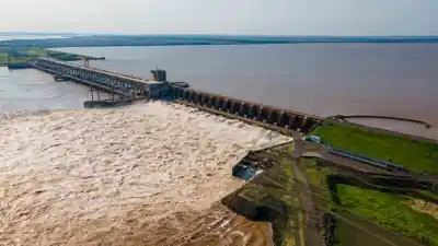 Yacyretá abrió sus compuertas: el Paraná ya trae un caudal que sorprende a los técnicos