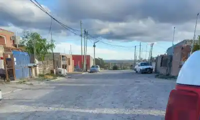 Le clavó un cuchillo en el abdomen, le robó el celular y después hizo algo que la policía no esperaba