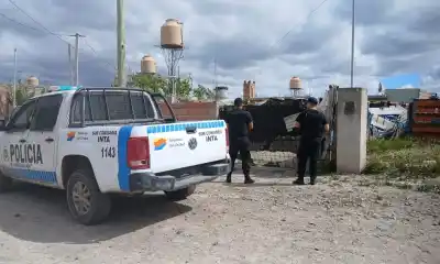 Un auto tapado con una lona de pileta en el barrio INTA escondía un pedido de secuestro de Madryn