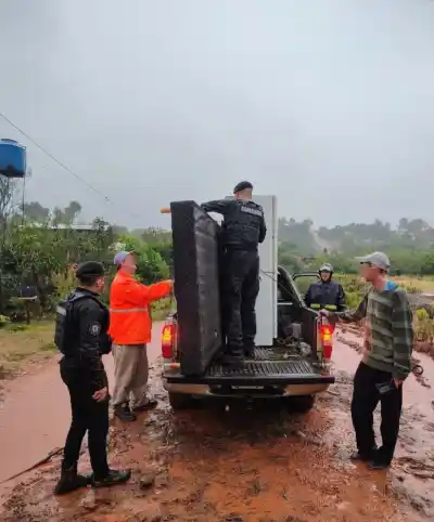 El agua entró en las casas de Andresito y ocho familias debieron salir corriendo
