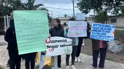 El centro vecinal les pidió que dejen un día libre y ahora más de 80 chicos se plantan en la cancha del B3