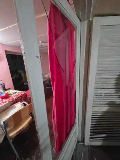 Rompió el ventanal, la tomó del cuello y se llevó lo que ella guardaba en la mesa de luz