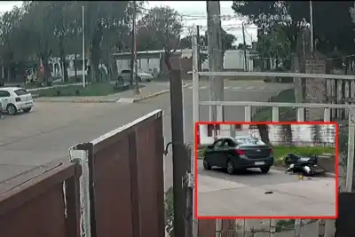 Un auto y una moto chocaron en San Agustín: el momento quedó grabado y hay un joven hospitalizado