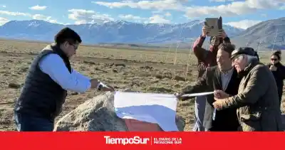 El gobernador Vidal puso la piedra fundacional de un proyecto que promete tierra para los que quieren quedarse en El Chaltén