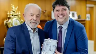 Le cancelaron la residencia y lo subieron a un avión: quién es el periodista brasileño que criticó a Milei y no podrá volver a la Argentina