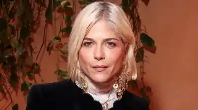 Intentó abrir la puerta del avión en pleno vuelo: la excusa de Selma Blair que nadie vio venir