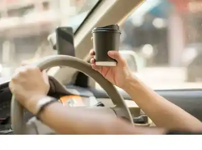 Un simple café con leche para llevar terminó en una demanda millonaria: ¿qué falló en la estación de servicio?