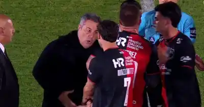 Newell's se fue caliente de Mendoza: expulsaron a Kudelka y un defensor apuntó contra el árbitro