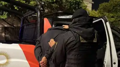 Lo vieron por las cámaras cuando se llevaba la batería de un auto: lo que hizo después lo complicó