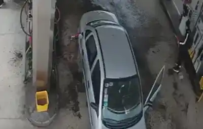 Entró con un bidón de nafta a la estación de servicio y apuntó contra un auto, su dueño y un playero