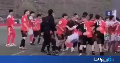Piñas en El Calafate: Newell's y Deportivo Esperanza se cruzaron después del partido y hay videos