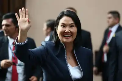 Keiko Fujimori prohibió el maquillaje y los pelos largos en las escuelas: los detalles del nuevo régimen