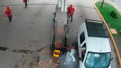 Entró a la estación de servicio con un bidón de nafta y se metió en un auto ajeno: los empleados reaccionaron justo a tiempo