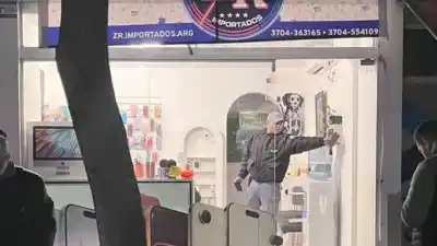 Rompieron el blindex de una tienda de celulares en Formosa y se llevaron siete iPhone