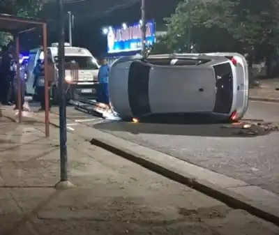 Iba por Asunción, no vio la loma de burro y el auto terminó dado vuelta