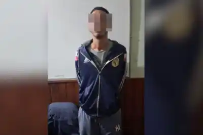 Caminaba a Buenos Aires en busca de trabajo, pero la policía lo frenó en la ruta y encontró algo