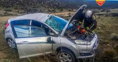 Volcó en el acceso al Parque Nacional Monte León: cómo rescataron al conductor