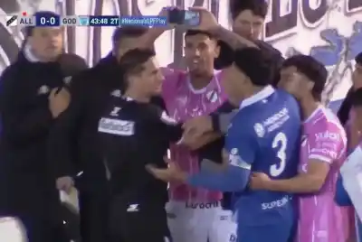 Cobró penal, le mostraron un celular y el árbitro hizo algo que nunca se vio en el ascenso