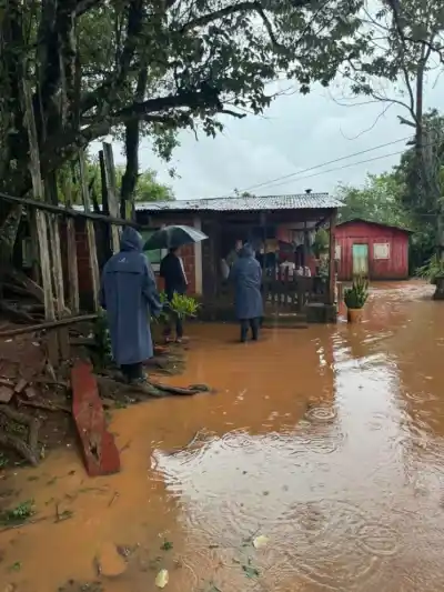 Puerto Esperanza en alerta: los barrios que ya tienen agua adentro y el pedido que hizo el intendente