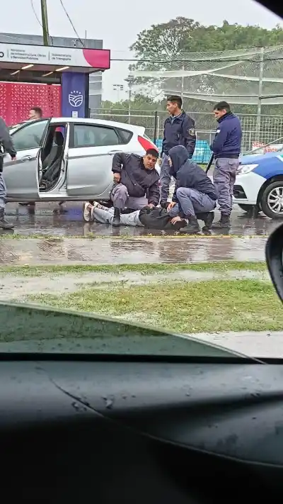 Dejó el auto abierto para comprar algo y la mujer que se lo llevó no llegó lejos