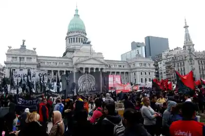 Kicillof se suma a la marcha universitaria y el Congreso define el futuro del DNU de Milei