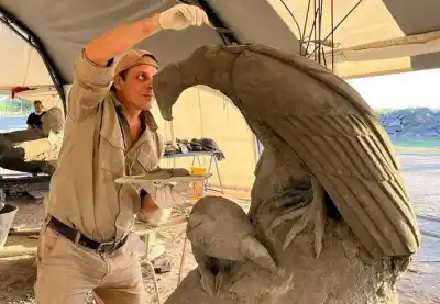 Miramar de Ansenuza se llena de artistas: arranca el Simposio Nacional de Escultores