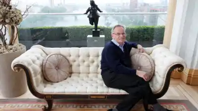 El día que Jeffrey Archer entró a la cárcel con su Rolex de oro: la historia del escritor que vendió 300 millones de libros