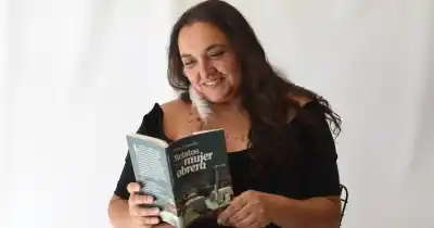 Escribía a mano entre las máquinas de una fábrica: el libro que nació en la línea de producción