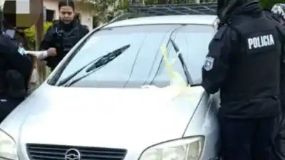 El nene jugaba en el auto y terminó encerrado: la policía tuvo que abrirlo a la fuerza