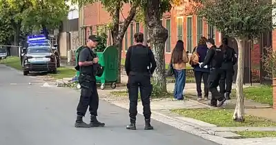 Encontraron un objeto sospechoso en la puerta de una escuela y lo que hicieron las porteras dejó a todos en vilo