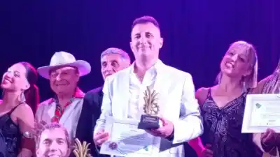 Un periodista platense se llevó un premio que nació en Tucumán y ya tiene padrinos de lujo