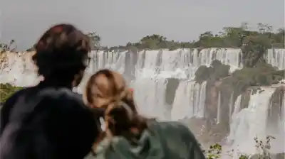 Cataratas del Iguazú: el agua llegó a un nivel que casi alcanza las pasarelas y ahora vuelven a abrir