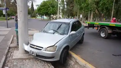 Un auto terminó con las ruedas en la cuneta frente al Conte Grand: qué encontró la policía cuando llegó