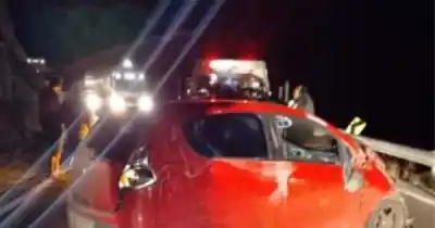 Un vehículo se desprendió de una grúa en la ruta y lo que sucedió después dejó a todos en vilo