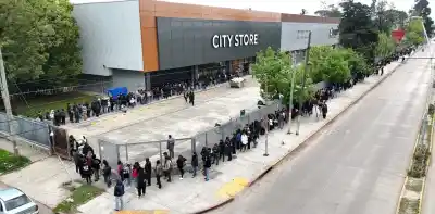 Moreno: lluvia, cola de 10 cuadras y una sola chance para 30 puestos en un bazar