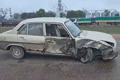 Una familia viajaba al amanecer y un camión los embistió: el conductor se borró, pero no llegó lejos