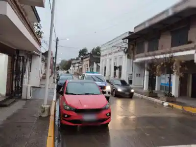 Una policía de tránsito municipal de Monteros sufrió la caída de su moto