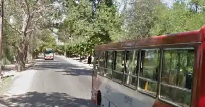 Bajó del colectivo y lo que pasó después dejó helado a todo el barrio