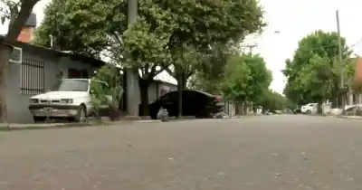 Dormía en su casa de barrio Godoy y dos hombres entraron por la ventana: lo que hicieron antes de irse
