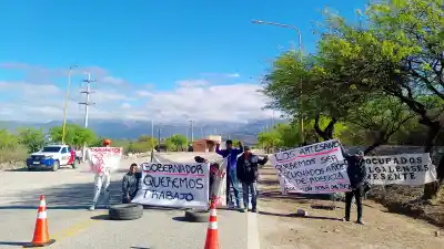 Artesanos de la rodocrosita cortan la Ruta 46: no se moverán hasta que CAMYEN responda esto