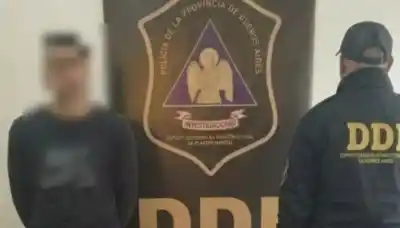 Le robaron el casco al motoremisero, pero la policía lo recuperó en un lugar inesperado