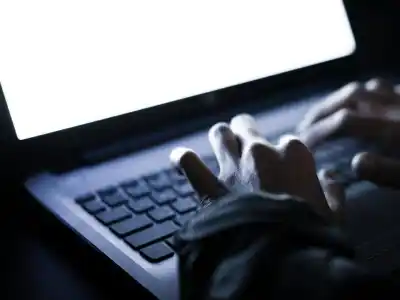 Filtraron el número de una nena de 15 años en un grupo con pornografía: la denuncia que sacude a Rada Tilly
