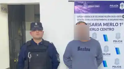 Se detuvo a hablar con un auto, bajaron tres y uno disparó cuatro veces