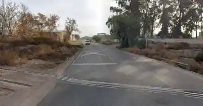 Lo interceptaron en las vías del tren y le sacaron el auto a punta de pistola