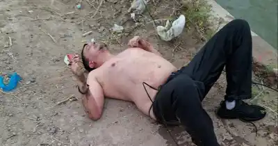 Se metió al canal para rescatar a su perro y el agua los arrastró a los dos